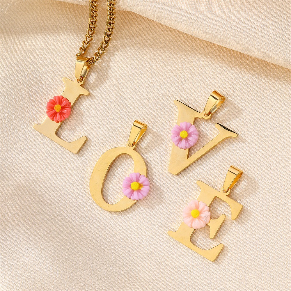 Gepersonaliseerde Daisy initia - Initial Letter Necklace 18K Gold recensie en prijs