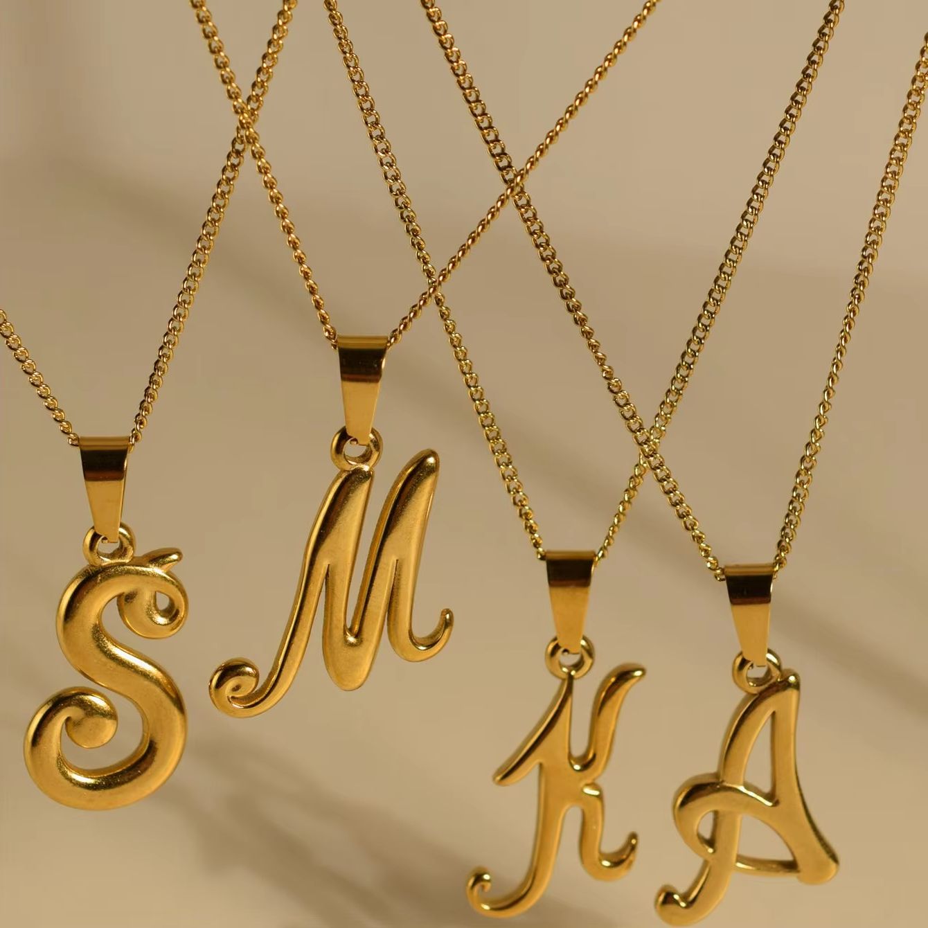 18k gouden roestvrijstalen vin - Initial Letter Necklace 18K Gold recensie en prijs