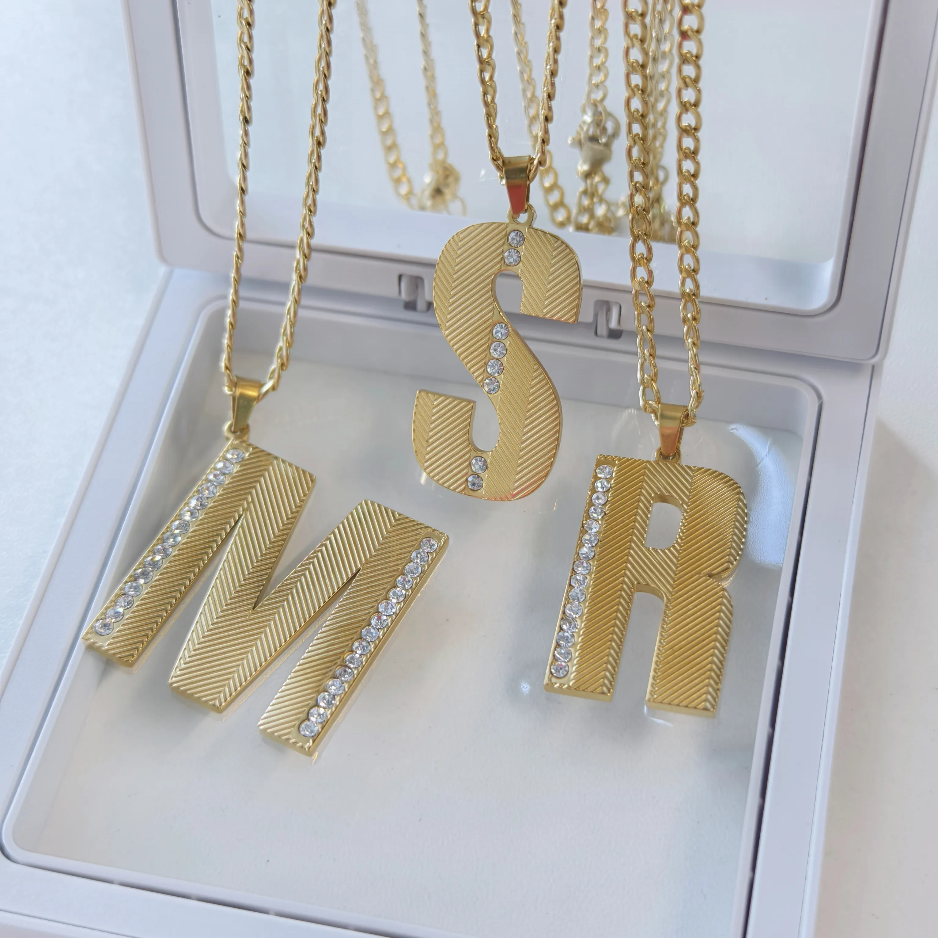 18K GOUD VERMEIL TEXTUUR INITI - Initial Letter Necklace 18K Gold recensie en prijs