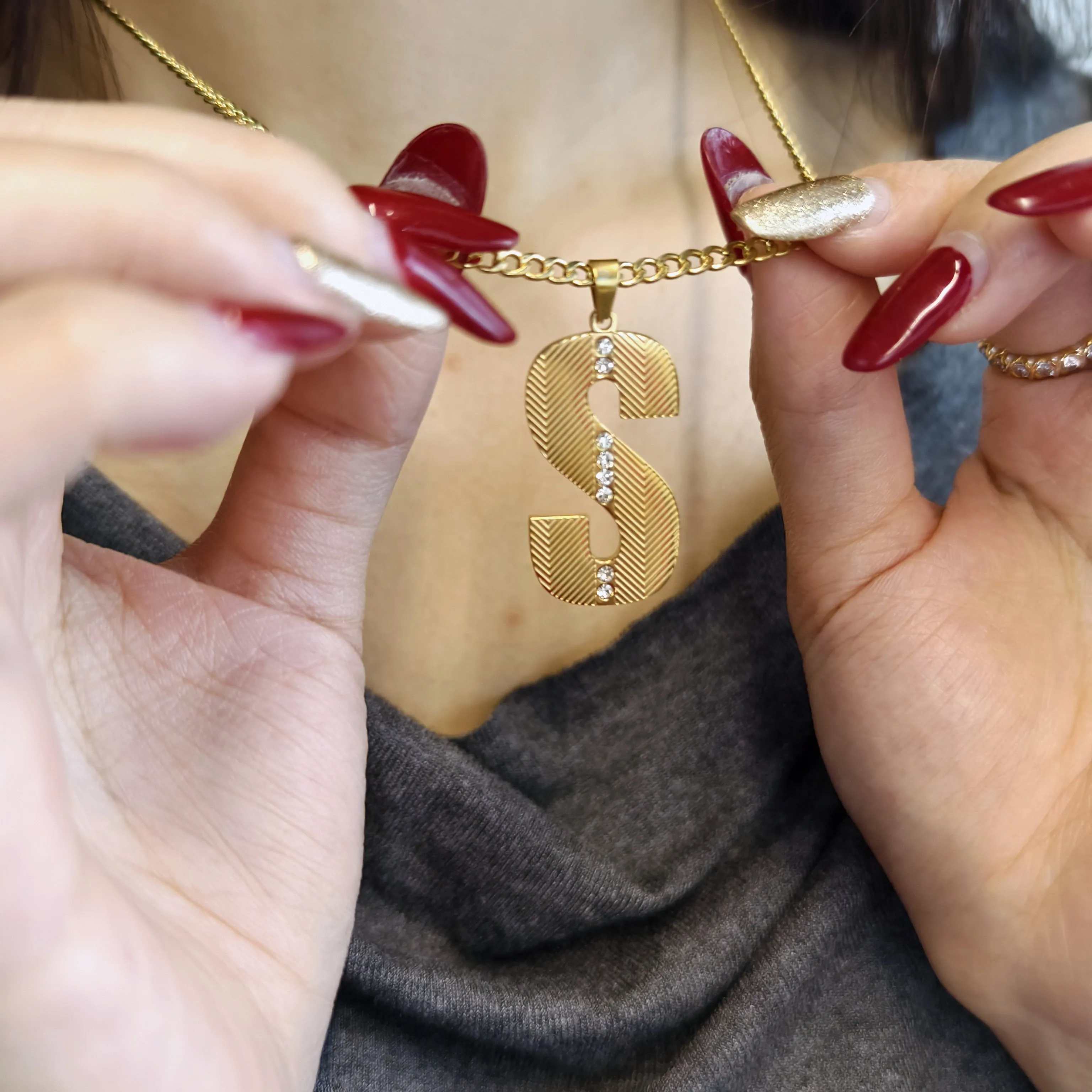 18K GOUD VERMEIL TEXTUUR INITI - Initial Letter Necklace 18K Gold recensie en prijs